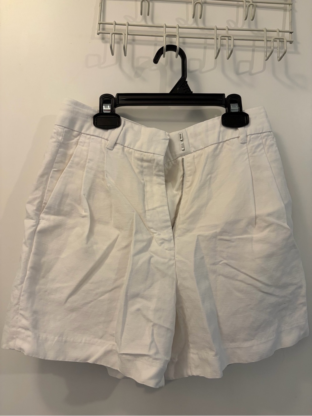 Wilfred White Pleated High-Waist Bermuda Shorts